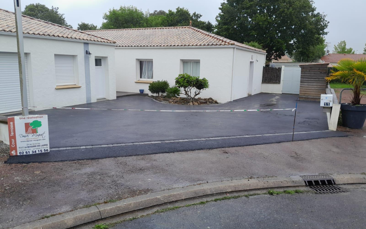 Conception Cour en enrob  chaud - Vende cre le 20/12/2024