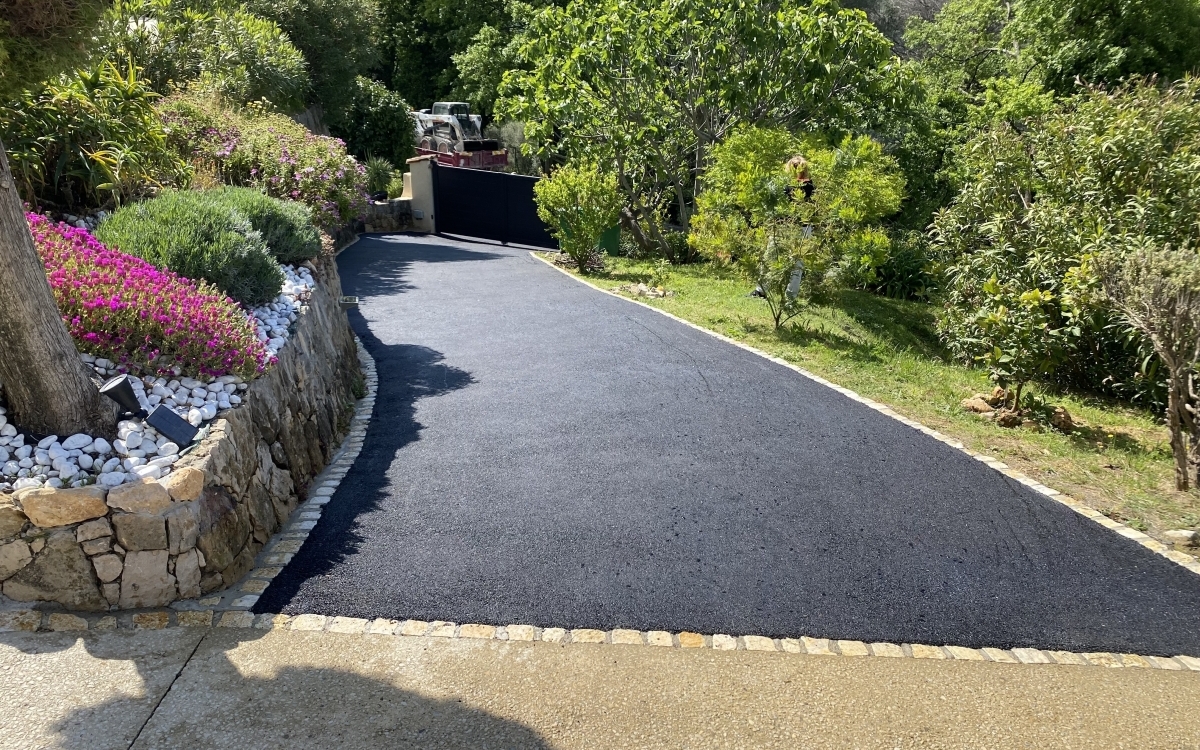 Ralisation Entre de maison en enrob  chaud  Chteauneuf-Grasse conue le 26/04/2024