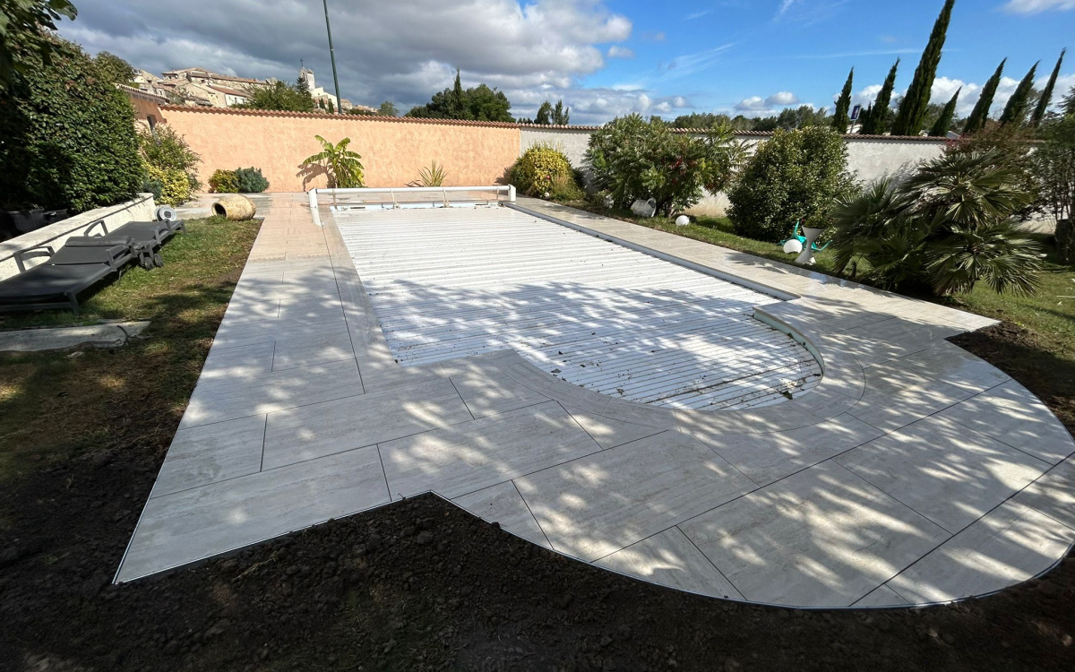 Cration Plage de piscine en grs crame - Drme ralise le 30/10/2024