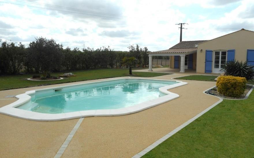 Exemple Plage De Piscine En Béton Désactivé à Saintes 3903