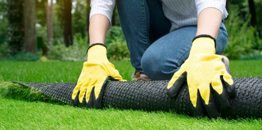 Soigner son extérieur avec une allée de jardin en gazon synthétique