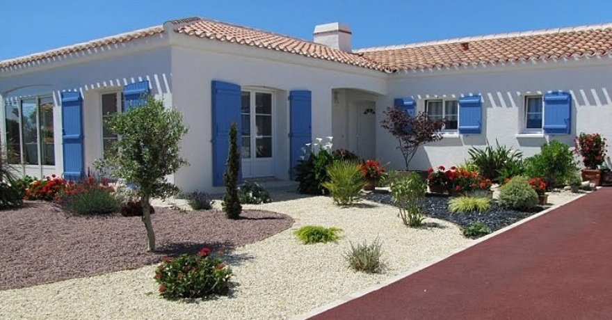 Massifs fleuris devant la maison