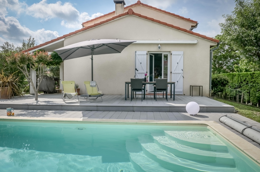 Terrasse de piscine en béton désactivé imitation bois