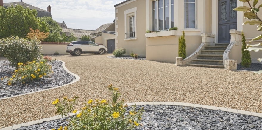 Allée de garage avec style traditionnel