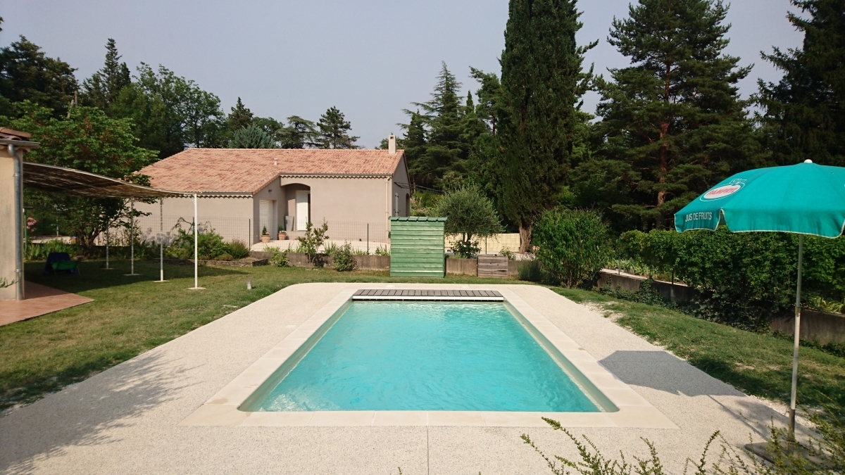 Plage De Piscine En Béton Désactivé Créé Par Vernet à Le