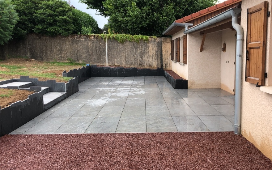 Terrasse en Alvostar, dallage sur plots et grs crame